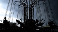 Jumlah pengunjung yang terus menurun membuat sejumlah pedagang di kawasan pasar malam itu mulai menutup wahana bermain di sana.