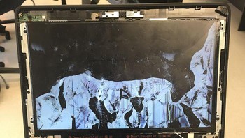 Begini jadinya kalau siswa terlalu gemas memperlakukan laptop untuk belajar di sekolah mereka. Foto: via Bored Panda