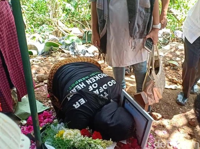 Menjelang 7 hari meninggalnya Didi Kempot, ratusan peziarah silih berganti mendatangi makam. Termasuk istri kedua almarhum, Yan Vellia.