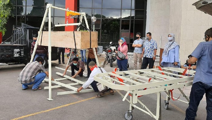 ITTS Buat Crane Pemulasaran Jenazah COVID-19 Bantu Tenaga Medis