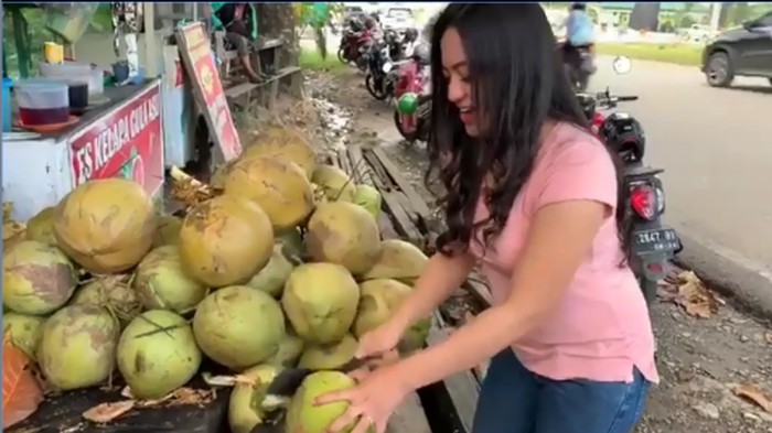 wanita cantik penjual es kelapa