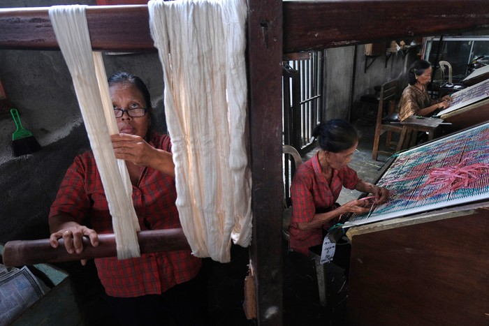 Bali terkenal dengan keindahan alam serta seni dan budayanya yang mempesona. Salah satunya adalah kain tenun endek yang kerap jadi oleh-oleh khas dari Bali.