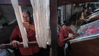 Tangan perempuan paruh baya itu lincah memainkan alat-alat tradisional saat menyelesaikan selembar kain tenun ikat khas Bali yang disebut endek. Kain tenun endek merupakan salah satu oleh-oleh khas dari Bali.