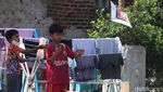 Potret Anak-anak Mengisi Waktu Sambil Bermain Layang-layang di TPU