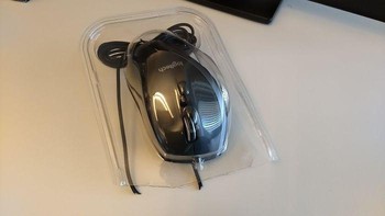 Seseorang baru beli mouse dan bersemangat untuk unboxing sampai menggunting kabelnya. Ya ampun... Foto: via Bored Panda
