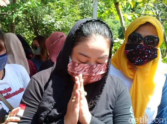 Istri kedua Didi Kempot, Yan Vellia ziarah ke makam sang suami. Meski tak kuasa menahan kesedihan, ia mengaku ikhlas atas berpulangnya sang legenda campursari.