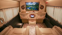 Iranidya yang menjabat sebagai Creative Director di BAV Luxury Auto Design pun membuat partisi agar tak terjadi penularan virus di dalam mobil. Foto: Dok. BAV Luxury Auto Design