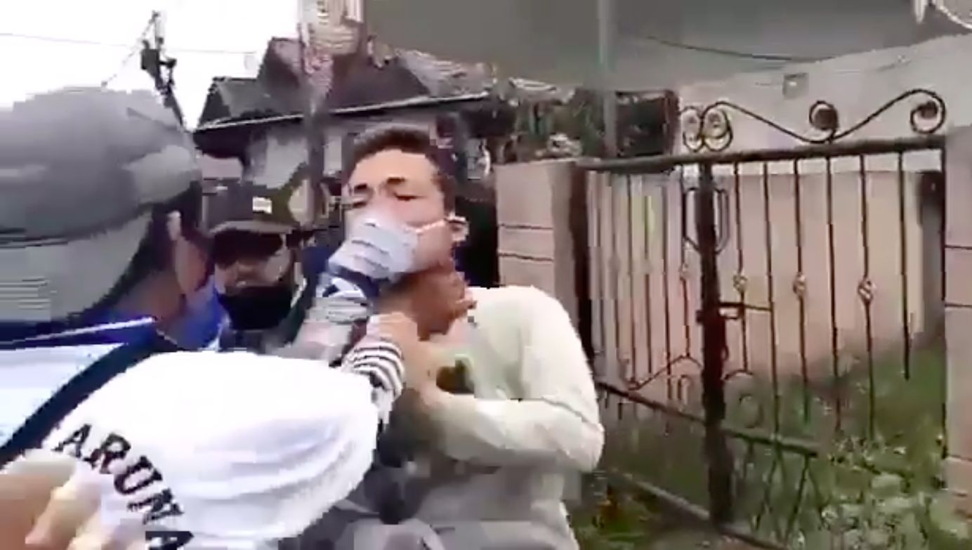 Kronologi peristiwa viral: pemukulan warga oleh pemuda Jonggol yang ditegur soal masker. (Tangkapan layar video viral)