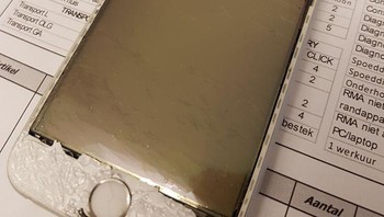 Yang terjadi pada iPhone ini: pemiliknya melihat ada retak sedikit di layar. Lalu dia pikir dia bisa mengelupaskan layarnya agar retak kecil tadi tidak terlihat lagi. Foto: via Bored Panda