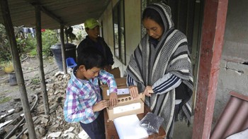 Selain membuat video untuk kanal YouTubenya, Nubia juga menyediakan beragam alat untuk bercocok tanam di rumah yang dapat diantar melalui kurir lokal.
