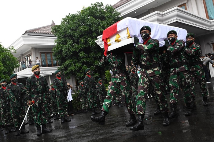 Potret Upacara Pelepasan Jenazah Mantan Panglima TNI Djoko Santoso Jenazah Jenderal TNI (Purn) Djoko Santoso akan dimakamkan di pemakaman San Diego Hills, Karawang. Upacara pelepasan jenazah pun dilakukan di rumah duka.