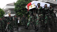 Sejumlah prajurit TNI mengusung peti jenazah dari Jenderal TNI (Purn) Djoko Santoso saat upacara pelepasan di rumah duka kawasan Bambu Apus Raya, Jakarta Timur, Minggu (10/5/2020).