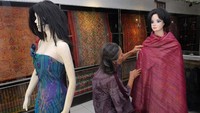 Selain itu, jika dibandingkan harganya, kain tenun endek tradisional jauh lebih mahal daripada kain cetak. Selembar kain endek tradisional bisa memakan waktu hingga sebulan dalam tahap pembuatannya dengan harga jual dari Rp 650 ribu hingga Rp 1,5 juta per lembar (2,5 meter) tergantung jenis kain dan kerumitan motifnya.