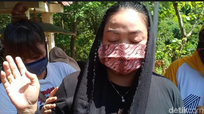 Istri kedua Didi Kempot, Yan Vellia ziarah ke makam sang suami. Meski tak kuasa menahan kesedihan, ia mengaku ikhlas atas berpulangnya sang legenda campursari.