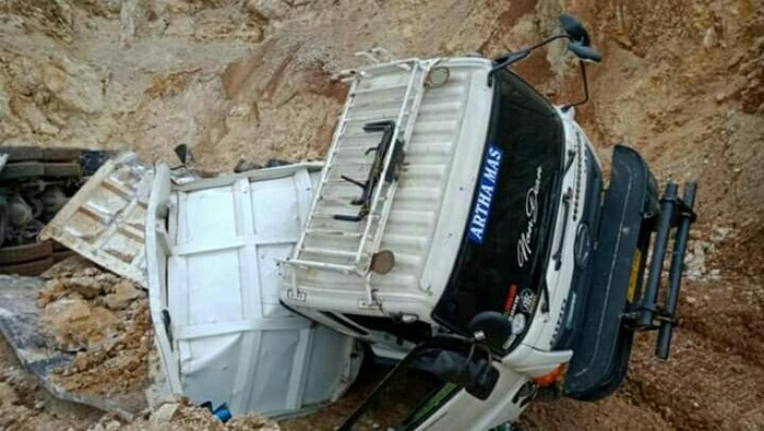 Truk rusak tertimbun longsor di Bandung Barat
