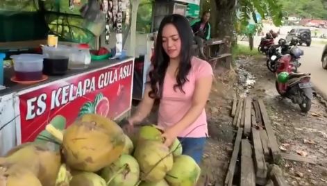 wanita cantik penjual es kelapa