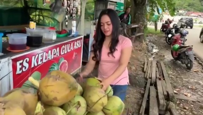 Cantiknya Penjual Es Kelapa hingga Crazy Rich Surabaya Bagikan Sembako