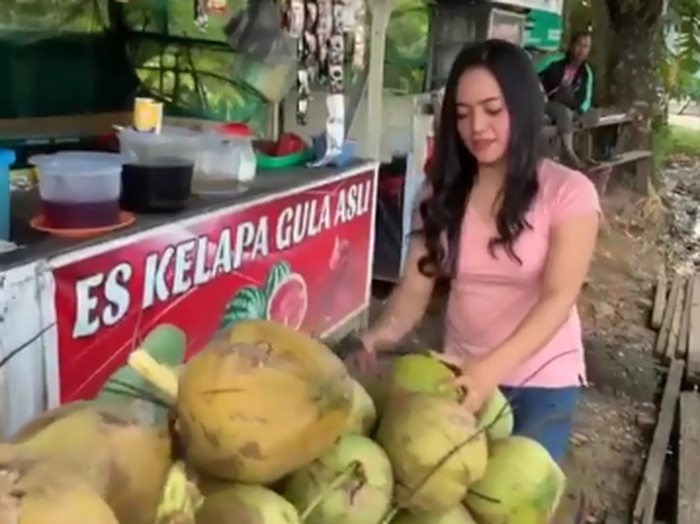 wanita cantik penjual es kelapa wanita cantik penjual es kelapa