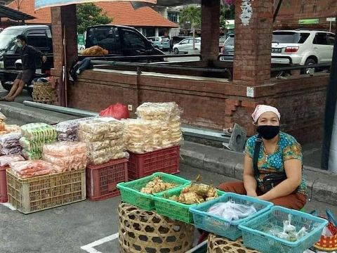 Pembatasan kegiatan sosial non-PSBB di pasar di Denpasar, Bali. (Istimewa)