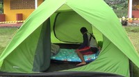 Tenda berbentuk dome tersebut, dipasang dengan alas palet untuk menghindari air masuk dari bawah tenda. Area di sekitar lokasi tenda, dipasang pita kuning memutar sebagai pembatas. (dok Istimewa)
