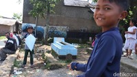 Tak jarang anak-anak tersebut juga bermain layang untuk menanti waktu berbuka puasa.  