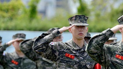 Foto: Aksi Son Heung-min Jadi Tentara, Angkat Senjata