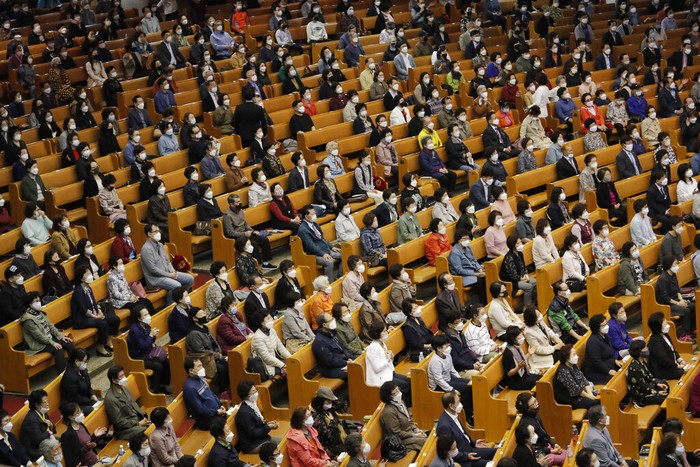 Ratusan Warga Korea Selatan Kembali Beribadah di Gereja Salah satu gereja di Kota Seoul, Korsel, ramai didatangi jemaat untuk beribadah. Para jemaat tampak mengenakan masker saat beribadah di gereja tersebut.