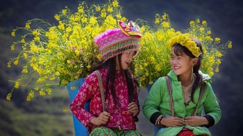Dua orang anak di Vietnam tampak asyik berbincang dengan membawa keranjang berisi bunga. Istimewa/Dok. Boredpanda/Agora/@thongnguyengallery.