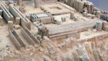 Apakah kalian pikir ini adalah penggalian kuil kuno? Bukan, ini motherboard yang tertutup debu tebal. Jijik banget. Foto: via Bored Panda