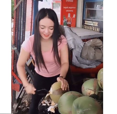 wanita cantik penjual es kelapa