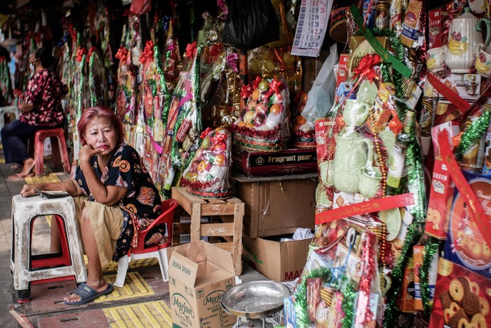 Pedagang parsel menunggu pembeli di Barito, Jakarta, Minggu (10/5/2020). Menurut keterangan para pedagang, di tengah pandemi COVID-19, penjualan parsel lebaran menurun 80 persen dari tahun sebelumnya. ANTARA FOTO/Rivan Awal Lingga/foc.