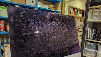 Jejak sentuhan tangan yang super kotor di layar iMac ini bukti bahwa banyak orang mengira perangkat ini layar sentuh, padahal nggak. Foto: via Bored Panda