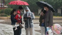 Dibukanya kembali Disneyland Shanghai ini pun disambut baik oleh masyarakat. Setelah direncanakan akan kembali dibuka pada 11 Mei mendatang, tiket masuk taman bermain ini untuk dua hari pertama pembukaannya kembali telah habis terjual.