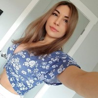  Bintang gamer asal Kolombia ini menggunakan Twitch untuk memutar video game. Ia mencoba mendorong bantal ke atas bajunya selama sesi Just Dance. Sayangnya, momen itu menyebabkan puting kirinya terlihat dan melanggar kebijakan di Twitch. Foto: dok. Instagram