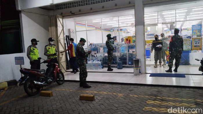 Petugas gabungan bubarkan pemuda yang asyik nongkrong saat pandemi di Kulon Progo