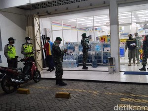 Asyik Nongkrong di Minimarket, Pemuda di Kulon Progo Dibubarkan Polisi