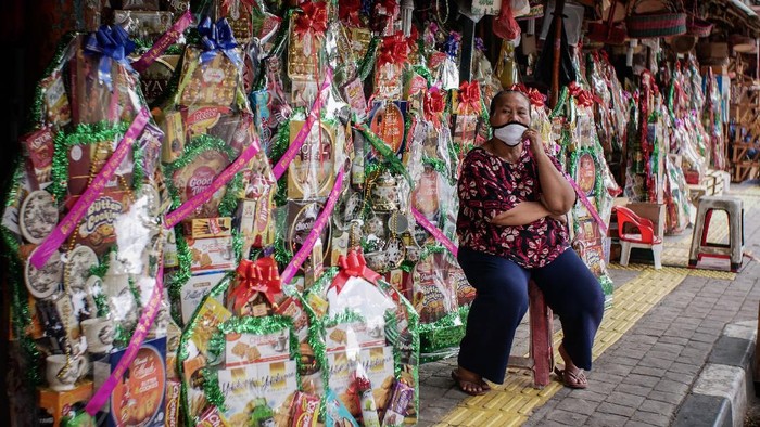 Pedagang parsel menunggu pembeli di Barito, Jakarta, Minggu (10/5/2020). Menurut keterangan para pedagang, di tengah pandemi COVID-19, penjualan parsel lebaran menurun 80 persen dari tahun sebelumnya. ANTARA FOTO/Rivan Awal Lingga/foc.