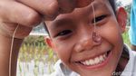 Asyiknya Anak-anak di Sumedang Ngabuburit dengan Memancing Belut