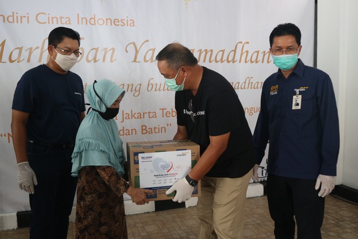 Bantuan Sembako Untuk Masyarakat Terdampak COVID-19 Bank Mandiri membagikan 6000 paket bantuan sembako yang diberikan kepada masyarakat terdampak pandemi COVID-19.