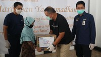 Dirut Bank Mandiri Royke Tumilaar (dua kanan), Direktur Treasury, International Banking, & SAM Darmawan Junaidi (kiri) dan RCEO Bank Mandiri Jakarta 3 Anton Zulkarnain (kanan) menyerahkan simbolis bantuan sembako Idul Fitri  kepada anggota masyarakat terdampak Covid-19 di Jakarta, Minggu (10/5/2020). Istimewa/Dok. Bank Mandiri.