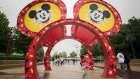 Sejumlah turis tampak mendatangi Disney Town di kawasan Shanghai, China, pada Selasa (5/5) lalu. Seperti diketahui, Disneyland Shanghai kembali dibuka secara bertahap usai ditutup selama beberapa waktu guna mencegah penyebaran virus Corona.  