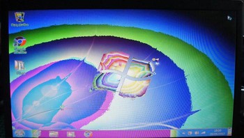 Layarnya kena cairan asam, jadi kaya gini deh. Foto: via Bored Panda