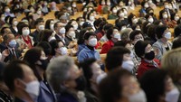 Para jemaat tersebut tampak mengenakan masker saat mengikuti ibadah di gereja tersebut.