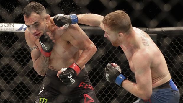 Justin Gaethje, right, hits Tony Ferguson during a UFC 249 mixed martial arts fight on Saturday, May 9, 2020, in Jacksonville, Florida. (AP Photo / John Raoux)