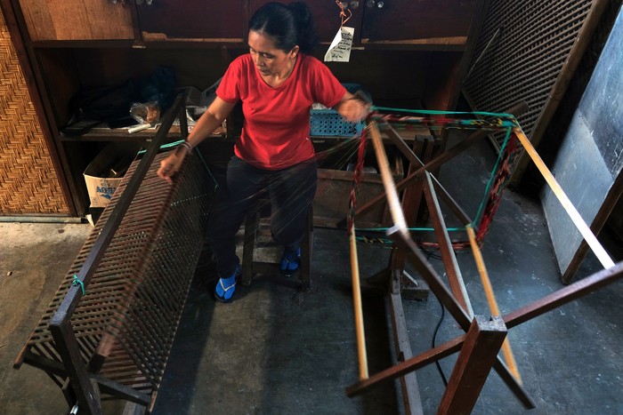 Bali terkenal dengan keindahan alam serta seni dan budayanya yang mempesona. Salah satunya adalah kain tenun endek yang kerap jadi oleh-oleh khas dari Bali.