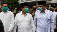 Menhan Prabowo Subianto (tengah) berbincang dengan Menteri Kelautan dan Perikanan Edhy Prabowo (kanan) usai pelepasan jenazah dari Mantan Panglima TNI Jenderal TNI (Purn) Djoko Santoso di rumah duka kawasan Bambu Apus Raya, Jakarta Timur, Minggu (10/5/2020).