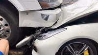 Sopir truk, yang tidak disebutkan namanya, sempat bertanya ke rekan-rekannya tentang Ferrari GTC4Lusso yang terparkir di salah satu sudut jalan. Setelah diketahui itu merupakan kendaraan milik si bos, dia langsung melakukan aksinya. Ferrari GTC4Lusso seharga US$ 260.000 (sekitar Rp 3,8 miliar) itupun langsung ringsek dinaiki truk. Foto: Istimewa