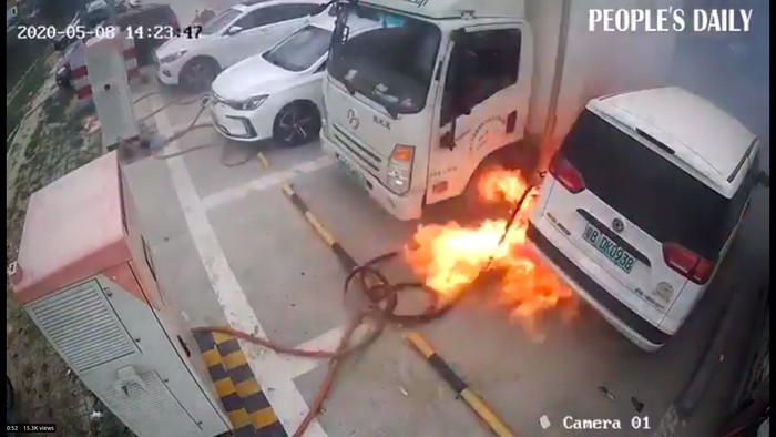 Mobil Listrik Terbakar saat Dicas