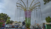 Bocah bermain di wahana yang berhenti beroperasi di lokasi Pasar Malam, Kanal Banjir Timur, Jakarta Timur. 