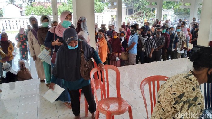 Antrean warga di Kulon Progo mengular menunggu pencairan bantuan sosial tunai